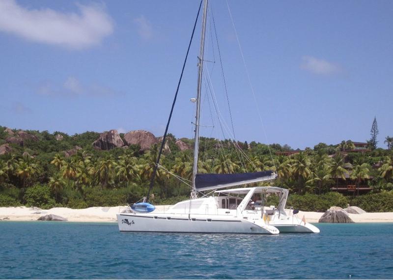 belize catamaran charter special DREAMING ON TRUNK BAY