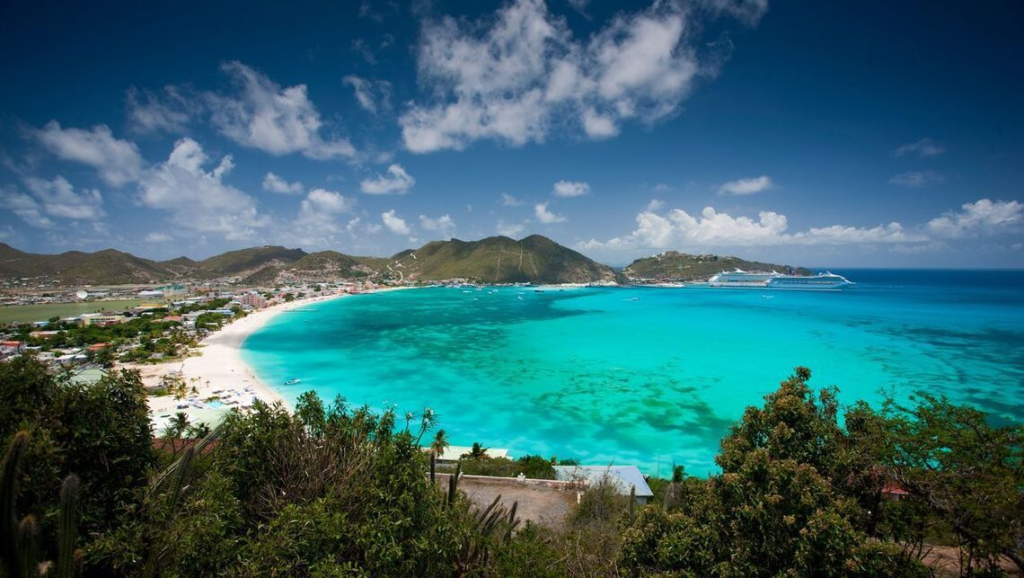Beach and turquoise clear water on St. Maarten
 