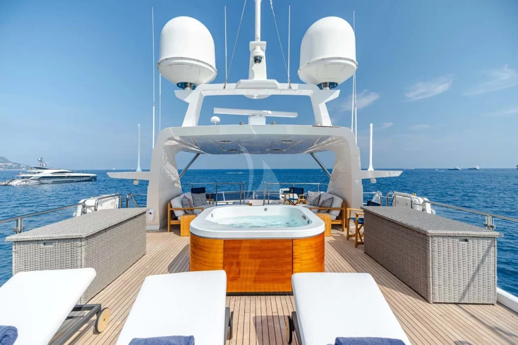 BVI Motor-Yacht JUS CHILL'N-3 Jacuzzi on the flybridge