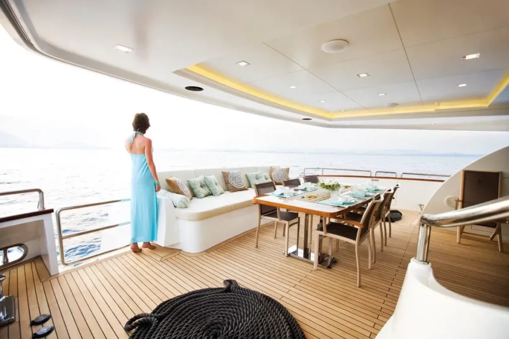 al fresco dining - luxury bvi yacht charter